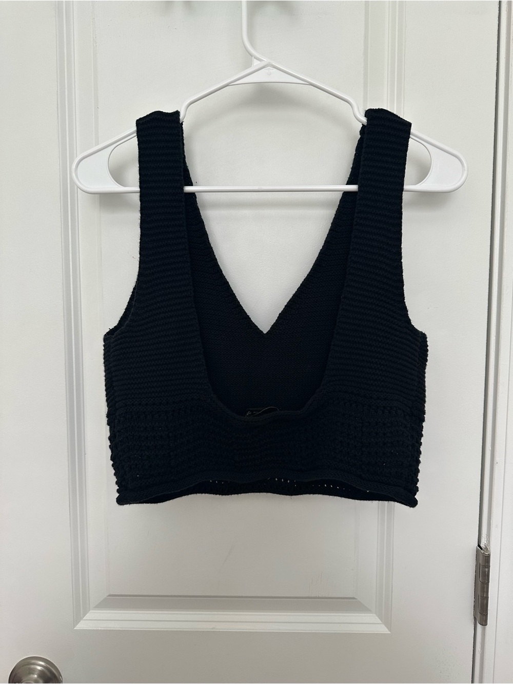 House of Harlow 1960 Black Cropped V-Neck Knit Tank - Picture 2 of 5